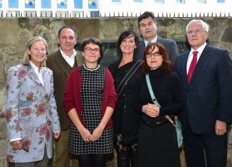 Die Stipendiatinnen in der Mitte von Jurymitgliedern und Vertretern der Braunschweigischen Stiftung (v.l.n.r.): Prof. Dr. Susanne Pfleger, Direktorin der Städtischen Galerie, Wolfsburg, Lars Eckert, Lehrbeauftragter Hochschule für Bildende Künste, Lucie Mercadal, anna.laclaque alias Annette Stricker, Christine Schulz, Axel Richter, Geschäftsführendes Vorstandsmitglied der Braunschweigischen Stiftung, und Gerhard Glogowski Vorstandsvorsitzender der Braunschweigischen Stiftung. Foto: Andreas Greiner-Napp