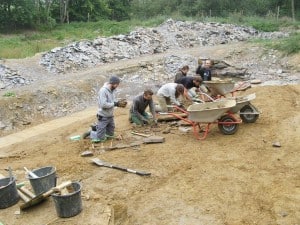 Grabungshelfer bei der Arbeit im Geopunkt Schandelah. Foto: SNHM