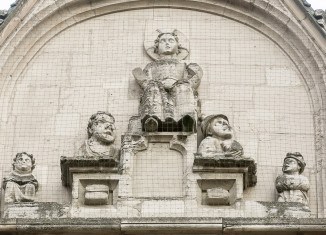 Giebel von St. Andreas: Jesus Christus auf einem Thron. Links und rechts daneben befinden sich insgesamt vier „Krüppel“. Foto: Peter Sierigk