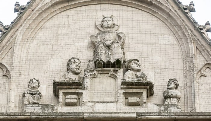 Giebel von St. Andreas: Jesus Christus auf einem Thron. Links und rechts daneben befinden sich insgesamt vier „Krüppel“. Foto: Peter Sierigk