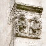 Stark verwitterte Figuren an der St. Andreaskirche. Foto: Peter Sierigk