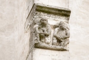 Stark verwitterte Figuren an der St. Andreaskirche. Foto: Peter Sierigk