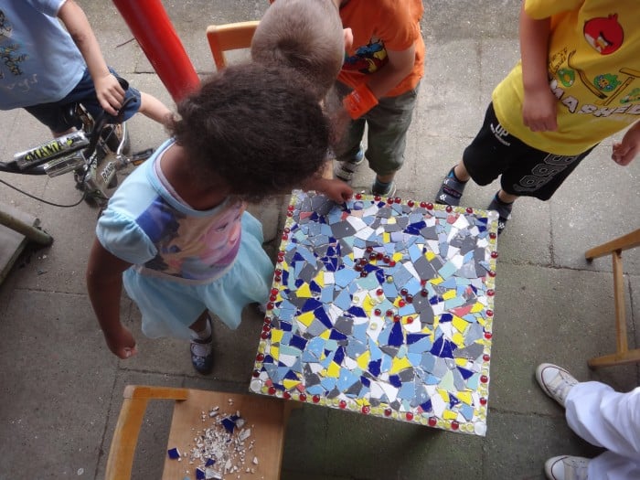 Fingerspitzengefühl und Ideenreichtum waren bei der Gestaltung von Mosaikflächen für Tische in der Kita Leibnitzplatz gefragt. Foto: Antje Koos