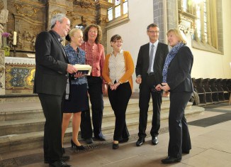 Blickten zurück auf 10 Jahre Hospiz Stiftung für Braunschweig (v.l.nr.): Pastor Friedhelm Meiners, Erika Borek (Stiftungsvorsitzende), Gabriele Stülb und Cornelia Seifert (beide vom Verein Hospizarbeit Braunschweig e.V.) sowie Norbert Velten und Petra Gottsand (Geschäftsführer der Hospiz Braunschweig gGmbH). Foto: Frank Gottsand-Groß