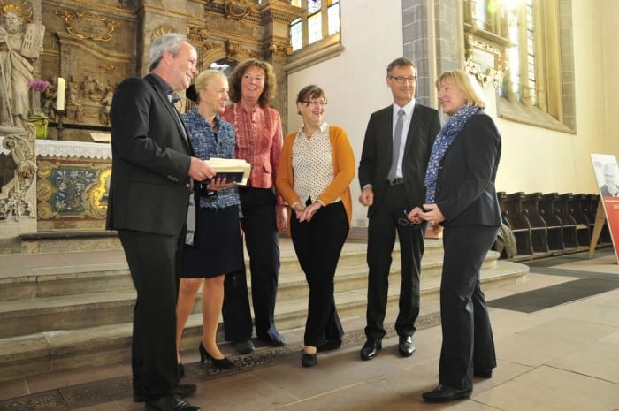 Blickten zurück auf 10 Jahre Hospiz Stiftung für Braunschweig (v.l.nr.): Pastor Friedhelm Meiners, Erika Borek (Stiftungsvorsitzende), Gabriele Stülb und Cornelia Seifert (beide vom Verein Hospizarbeit Braunschweig e.V.) sowie Norbert Velten und Petra Gottsand (Geschäftsführer der Hospiz Braunschweig gGmbH). Foto: Frank Gottsand-Groß