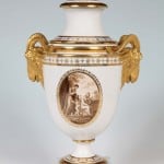 Vase aus dem Tafelaufsatz eines Fürstenbergservices, z. Zt. in der Ausstellung „Marie! Die Frau des Schwarzen Herzogs“ im Schlossmuseum Braunschweig. Foto: Richard Borek Stiftung