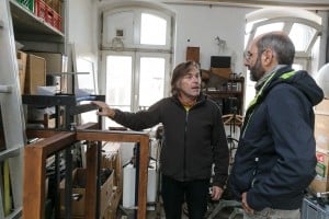 Gespräch: Thomas Bartels mit einem Besucher. Foto: Peter Sierigk