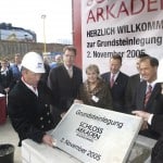 Mit der Platte wurde die Kupferhülse von den Polieren Helmut Hesse (links) und Joachim Schneider eingemauert. Foto: Braunschweiger Zeitung/David Taylor