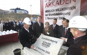 Mit der Platte wurde die Kupferhülse von den Polieren Helmut Hesse (links) und Joachim Schneider eingemauert. Foto: Braunschweiger Zeitung/David Taylor