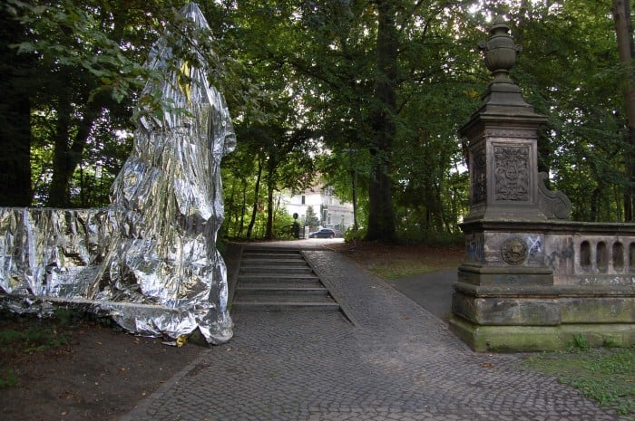 Das Tor zur ehemaligen „Villa Schneider“ war in den letzten Monaten Teil eines Kunstprojektes und deshalb in Silberfolie verhüllt. Foto: Thomas Ostwald