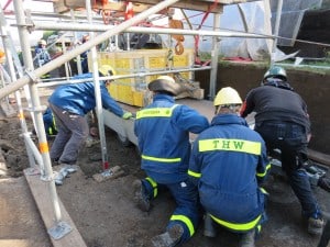 Bergung des verpackten Stoßzahnes als Blockbergung durch das THW Schöningen und die Grabungsmannschaft. Foto: Jens Lehmann, Niedersächsisches Landesamt für Denkmalpflege.