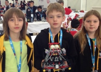 Florian Hartung, Werner Münch und Schwester Lara bei der World Robot Olympiad in Katar. Foto: privat