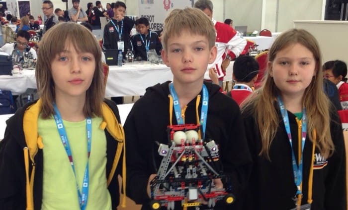 Florian Hartung, Werner Münch und Schwester Lara bei der World Robot Olympiad in Katar. Foto: privat