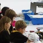 Ohne Anleitung und Skizze müssen die Teilnehmer die Lego-Roboter zusammenbauen. Foto: privat