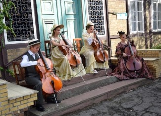 Das Celloquartett in den ZeitRäumen Bodenstedt am 13. September 2015. Foto: KinderKlassik.com