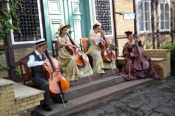 Das Celloquartett in den ZeitRäumen Bodenstedt am 13. September 2015. Foto: KinderKlassik.com