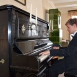 Der Pianist Daniel (14 Jahre) am Zeitter und Winkelmann Klavier in den ZeitRäumen Bodenstedt. Foto: KinderKlassik.com