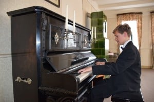 Der Pianist Daniel (14 Jahre) am Zeitter und Winkelmann Klavier in den ZeitRäumen Bodenstedt. Foto: KinderKlassik.com