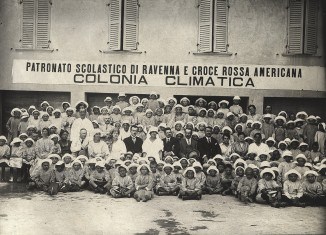 Kriegswaisen in einer Schule in der Stadt Ravenna. Das amerikanische Rote Kreuz finanzierte diese Einrichtung. Foto: Larry David, Bibliotheca Classense Ravenna Institution