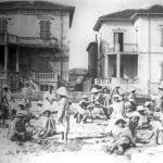 Kriegswaisen erleben am Strand einige unbeschwerte Stunden. Foto: Larry David, Bibliotheca Classense Ravenna Institution