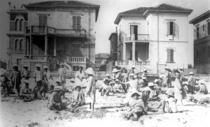 Kriegswaisen erleben am Strand einige unbeschwerte Stunden. Foto: Larry David, Bibliotheca Classense Ravenna Institution