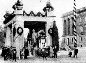 Der "Eiserne Heinrich" als Spendensammler vor dem Braunschweiger Schloss. Foto: Stadtarchiv Braunschweig