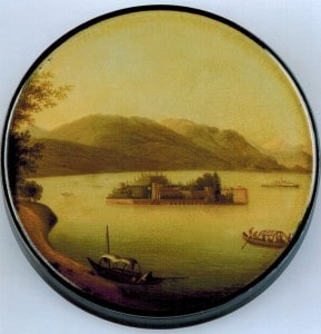 Schnupftabakdose mit Landschaftsdarstellung (Papiermaché). Blick auf die Isola Bella im Lago Maggiore. Foto: Detlev Richter