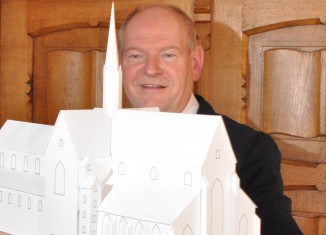 Eckhard Gorka mit dem Kirchenmodell. Foto: Kloster Amelungsborn