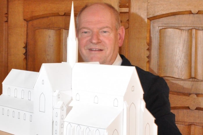 Eckhard Gorka mit dem Kirchenmodell. Foto: Kloster Amelungsborn