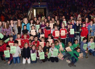 Die 109 Mehrkampfteilnehmer, Trainer und Lehrer nach der Siegerehrung in der Volkswagen Halle durch Gerhard Glogowski, Vorsitzender des Vorstands der Braunschweigischen Stiftung. Foto: Andreas Greiner-Napp