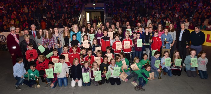 Die 109 Mehrkampfteilnehmer, Trainer und Lehrer nach der Siegerehrung in der Volkswagen Halle durch Gerhard Glogowski, Vorsitzender des Vorstands der Braunschweigischen Stiftung. Foto: Andreas Greiner-Napp