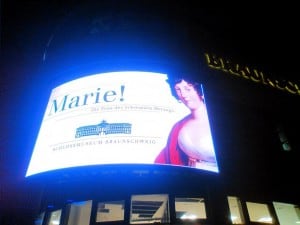 Werbung für die Sonderausstellung “Marie!” auf der Mediawall des BZV