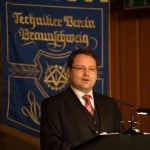Der 1. Vorsitzende des Technikervereins Braunschweig, Sven Hansmeier, vor der Traditionsfahne des Vereins. Foto: Technikerverein