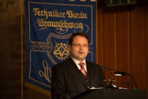 Der 1. Vorsitzende des Technikervereins Braunschweig, Sven Hansmeier, vor der Traditionsfahne des Vereins. Foto: Technikerverein