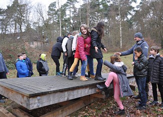 Die Schüler der Klasse 5a der Hauptschule Sophienstraße steigen auf die große Wippe des Niedrigseilgartens des AWO Kampus. Foto: Martina Bartling / AWO Bezirksverband Braunschweig (Peterscamp Sophienstraße 3 2016)