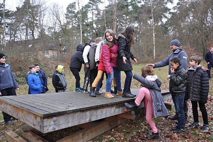 Die Schüler der Klasse 5a der Hauptschule Sophienstraße steigen auf die große Wippe des Niedrigseilgartens des AWO Kampus. Foto: Martina Bartling / AWO Bezirksverband Braunschweig (Peterscamp Sophienstraße 3 2016)