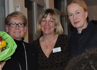 Erika Borek (stehend rechts), Vorsitzende der Hospiz Stiftung für Braunschweig, mit (von links) Referentin Renate Kastrowsky-Kraft und Hospiz-Leiterin Petra Gottsand. Foto: Anke Meyer