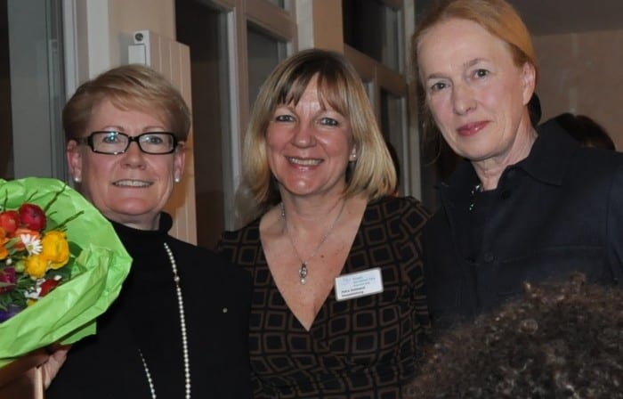 Erika Borek (stehend rechts), Vorsitzende der Hospiz Stiftung für Braunschweig, mit (von links) Referentin Renate Kastrowsky-Kraft und Hospiz-Leiterin Petra Gottsand. Foto: Anke Meyer
