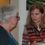 Sozialdezernentin Andrea Hanke (rechts) im Gespräch. Foto: Anke Meyer