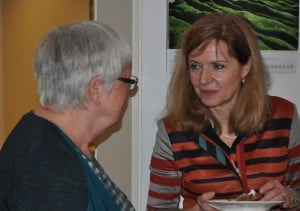 Sozialdezernentin Andrea Hanke (rechts) im Gespräch. Foto: Anke Meyer