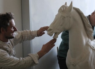 Bildhauer Magnus Kleine-Tebbe und Bauhistoriker Dr. Bernd Wedemeyer bei der Einlagerung des Quadfriga-Gipsmodells. Foto: meyermedia