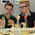 Konzentriert bei der Sache: junge Wissenschaftler. Foto: Andreas Greiner-Napp