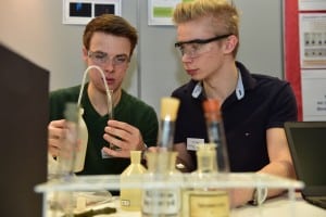 Konzentriert bei der Sache: junge Wissenschaftler. Foto: Andreas Greiner-Napp