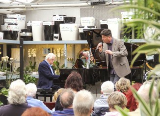 Otto Wolters (am Flügel) und Matthias Köninger während ihres Auftritts in der Gärtnerei Volk. Foto: Die Braunschweigische Stiftung