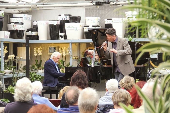 Otto Wolters (am Flügel) und Matthias Köninger während ihres Auftritts in der Gärtnerei Volk. Foto: Die Braunschweigische Stiftung