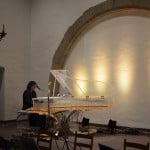 Peter Stoppok am gläsernen Flügel in der Bartholomäuskirche. Foto: Die Braunschweigische Stiftung