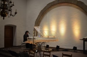 Peter Stoppok am gläsernen Flügel in der Bartholomäuskirche. Foto: Die Braunschweigische Stiftung