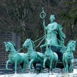 Die originale Quadriga Ernst Rietschels auf der Villa des Seesener Industriellen Fritz Züchner. Foto: Ausstellungskatalog