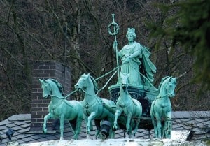 Die originale Quadriga Ernst Rietschels auf der Villa des Seesener Industriellen Fritz Züchner. Foto: Ausstellungskatalog