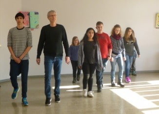 Wolfgang Kraus, Konrektor Peter-Räuber-Schule, mit der inklusiven Theatergruppe. Foto: Susanne Jasper